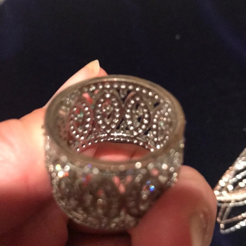 Ring with stone pattern all around